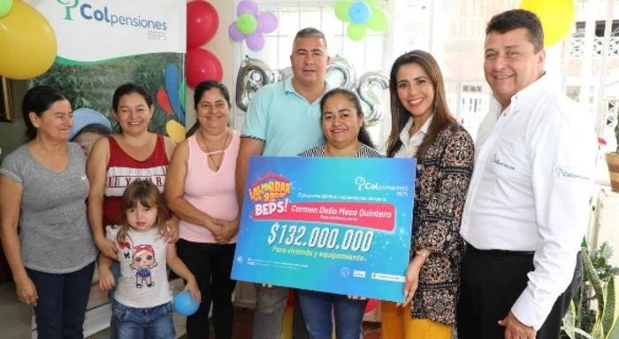 Trabajadora de oficios varios es la ganadora de un bono para vivienda y equipamiento sorteado por Colpensiones